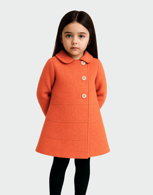 Niña con abrigo naranja de lana baby alpaca con cuello redondo botones frontales claros y diseño elegante para invierno