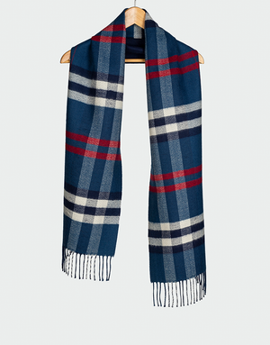 Bufanda a cuadros en azul marino con líneas rojas y blancas flecos finos colgada en gancho de madera estilo clásico de invierno