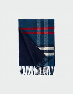 Bufanda a cuadros azul marino rojo y blanco doblada mostrando reverso liso en azul oscuro con flecos delgados