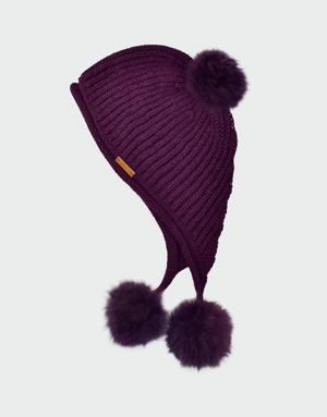 Gorro andino tejido en lana baby alpaca color morado con textura acanalada y pompones de peluche en la parte superior y extremos, con etiqueta de cuero ANNTARAH