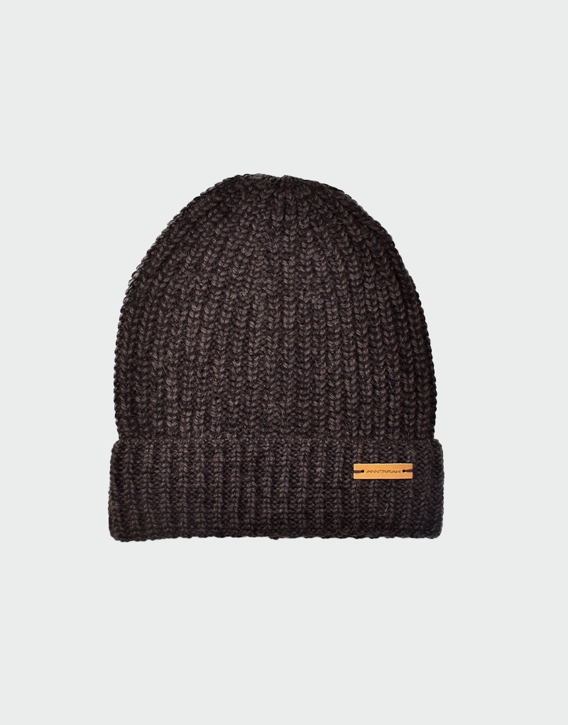Gorro de punto en lana baby alpaca color marrón oscuro con doblez frontal y etiqueta de cuero con logo ANNTARAH