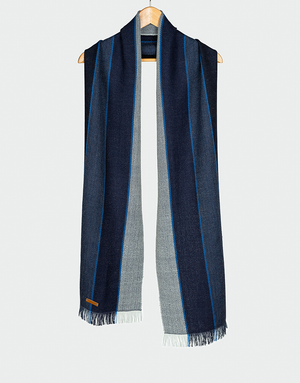 Bufanda larga en bloques de color azul marino gris y celeste con detalles de flecos en los extremos