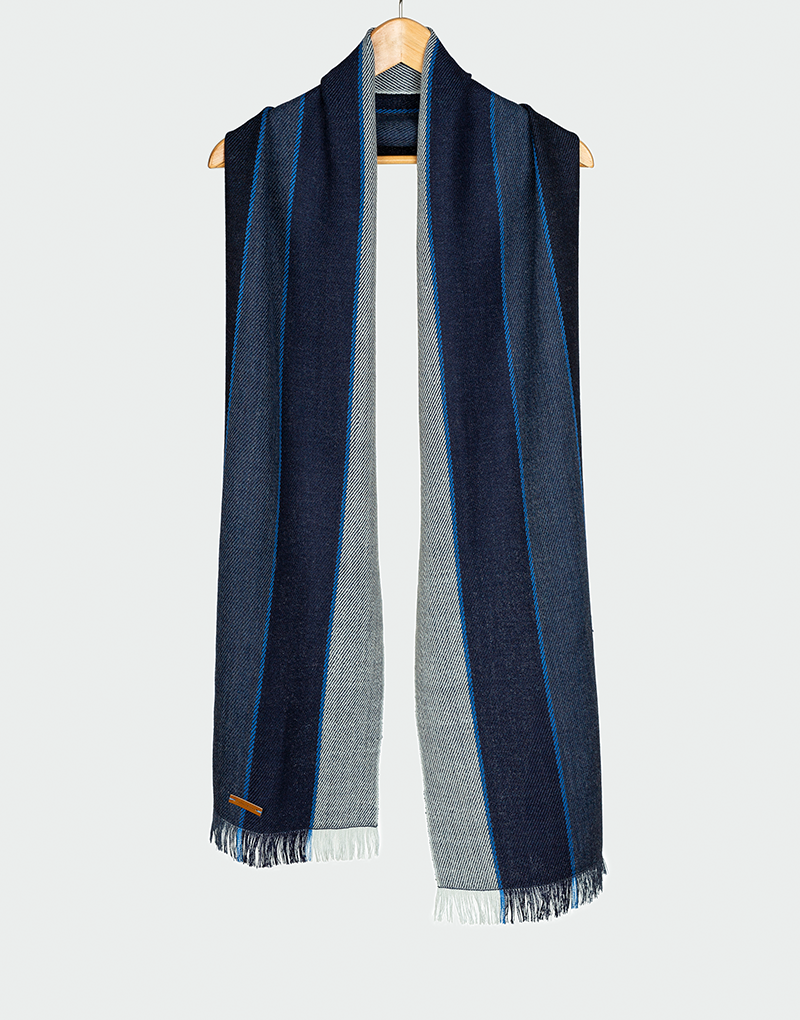 Bufanda larga en bloques de color azul marino gris y celeste con detalles de flecos en los extremos