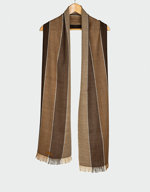 Bufanda larga con franjas verticales en tonos marrón chocolate caramelo y beige con flecos finos