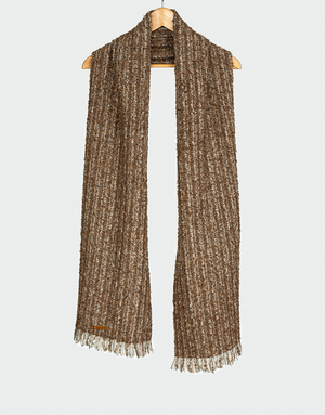 Bufanda de punto acanalado en mezcla de marrón oscuro con crudo y textura jaspeada rústica con flecos finos colgada en gancho de madera