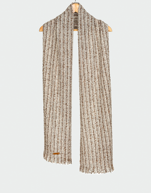 Bufanda acanalada en mezcla de tonos crudo y marrón claro con textura jaspeada y flecos finos colgada en gancho de madera