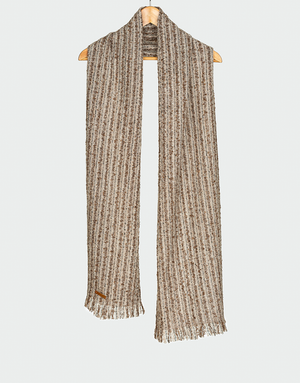 Bufanda acanalada en tejido jaspeado de tonos beige medio y marrón con flecos cortos colgada en gancho de madera