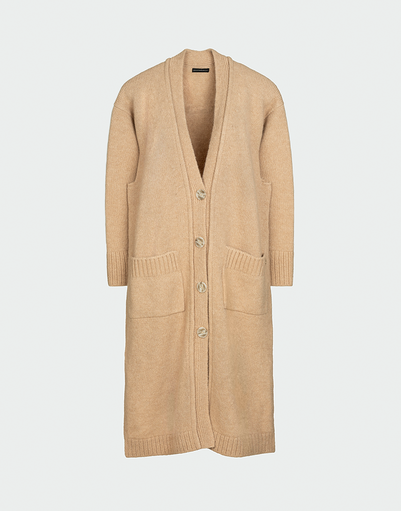 Cárdigan largo color beige claro en lana baby alpaca con escote en V bolsillos delanteros y botones diseño suave y atemporal