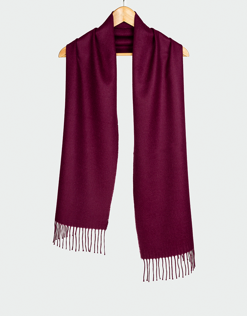 Bufanda color vino borgoña con textura suave y flecos largos ideal para looks de temporada en tonos intensos