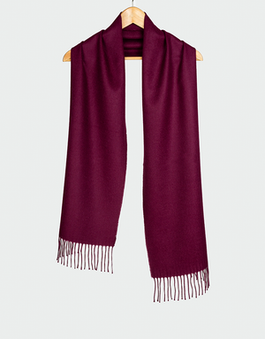 Bufanda color vino borgoña con textura suave y flecos largos ideal para looks de temporada en tonos intensos